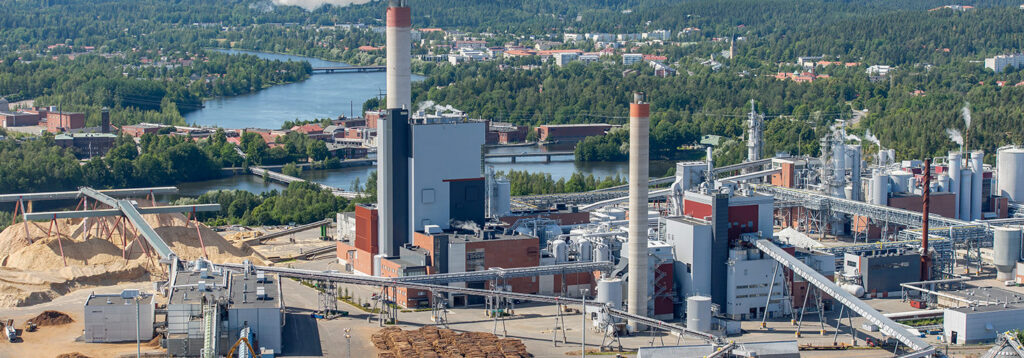 Lämpövoimalaitos ja teollisuusalue joen rannalla ilmasta kuvattuna
